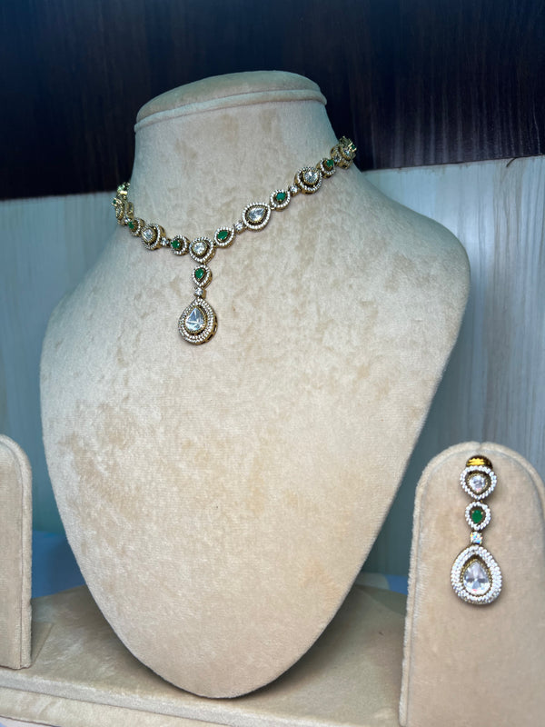 Minimal Kundan and green stone set