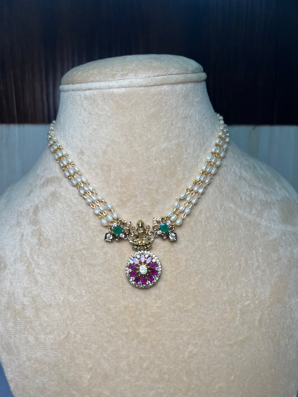 Short mini pearl choker