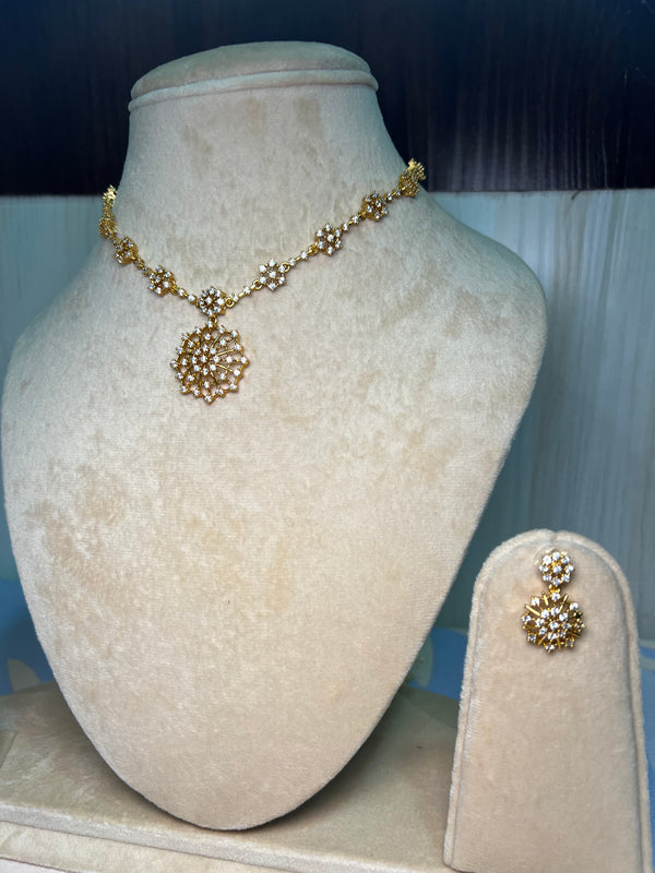 Simple golden set with mini diamond stones